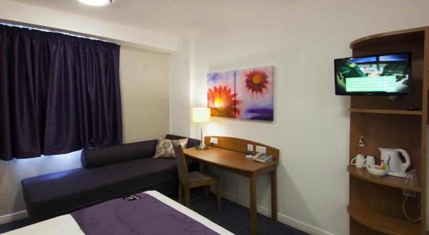 Premier Inn Wolverhampton - North Room photo
